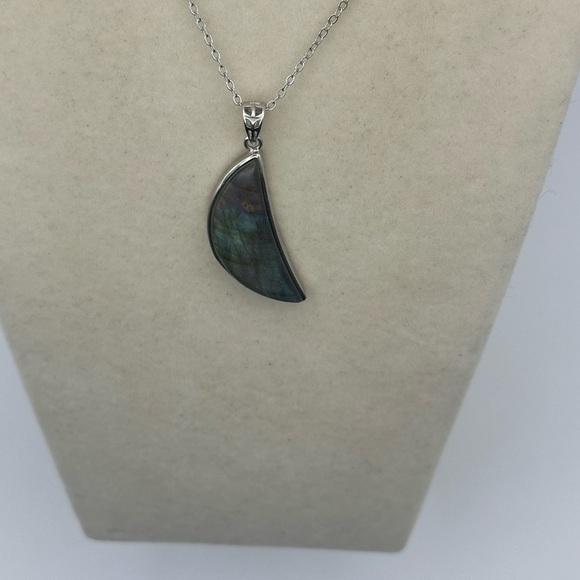Beautiful Blue and Rainbow Flash Moon Shaped Labradorite Pendant Necklace - Picture 6 of 13
